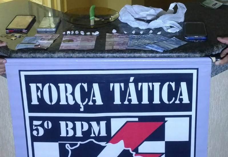 Polícia Militar de Coxim prende dois jovens por tráfico de drogas e cumpre mandado de prisão