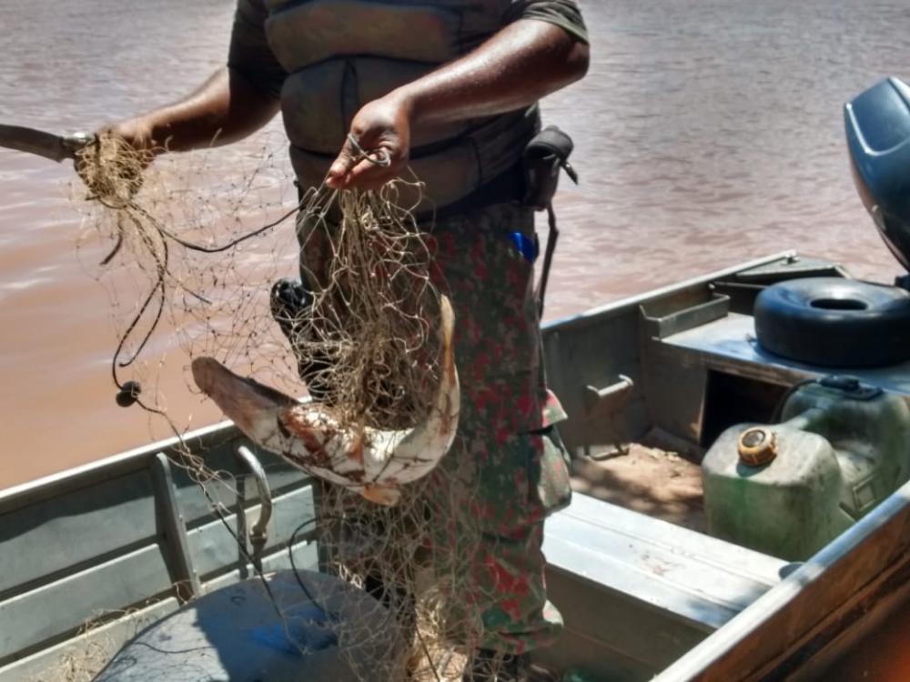 PMA de Coxim fiscaliza 12 embarcações de pescadores profissionais e amadores e apreende redes de pesca nos rios Taquari e Coxim