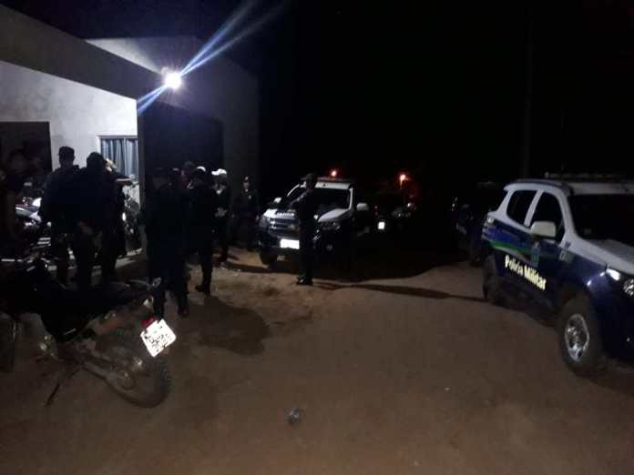 Polícia Militar e conselho tutelar de Coxim fecham festa clandestina regada a uso de bebidas alcoólica e bagunça