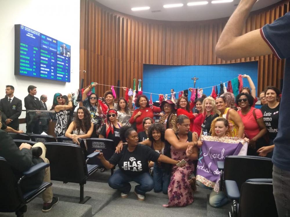 Mulheres protestam com varal de calcinhas contra machismo na ALMS