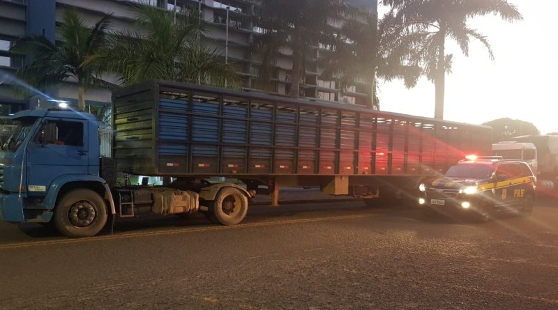 PRF apreende duas carretas com 500 mil maços de cigarros em Rio Verde