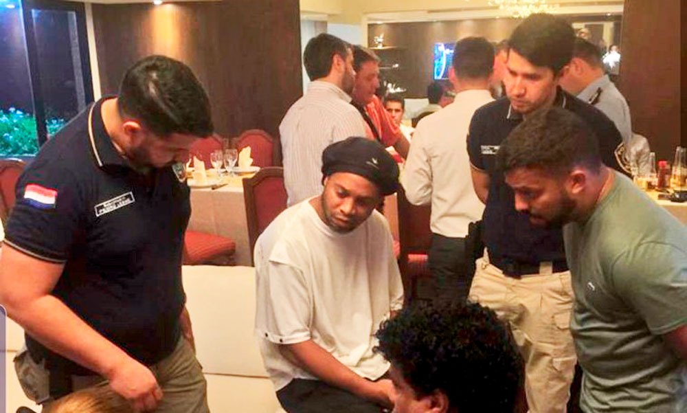 Ronaldinho tinha passaporte original com dados falsos, diz MP