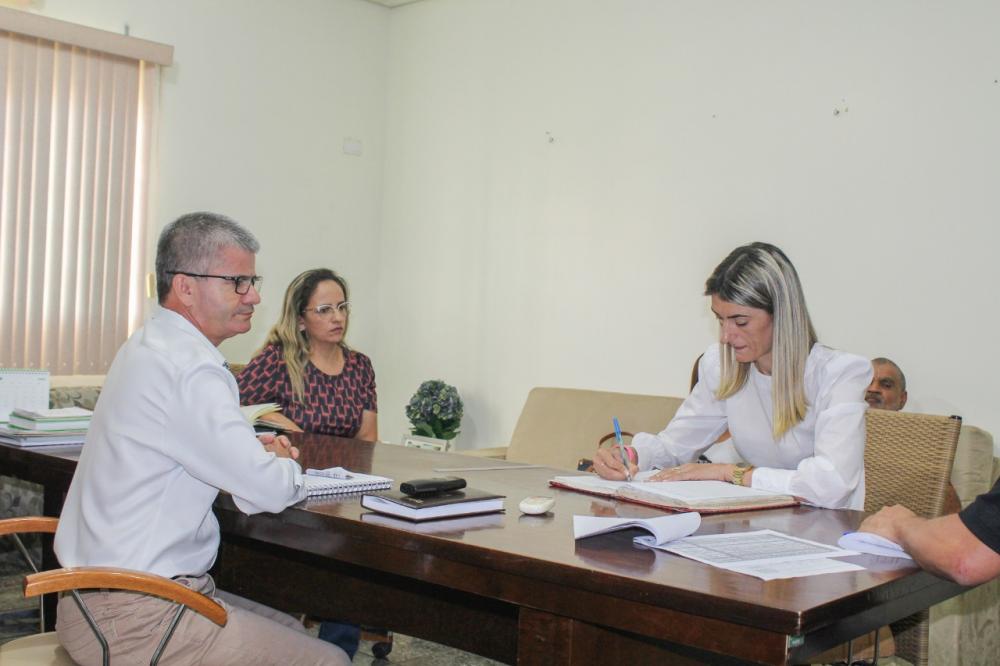Prefeitura de Sonora anuncia reajuste salarial de 12,84% para professores e equipara ao piso nacional