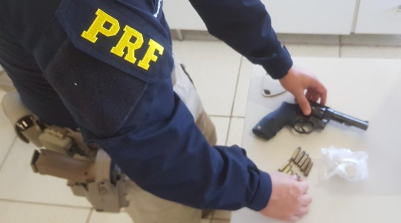 PRF em Coxim apreende casal com 30 g de cocaína e recupera um revólver roubado