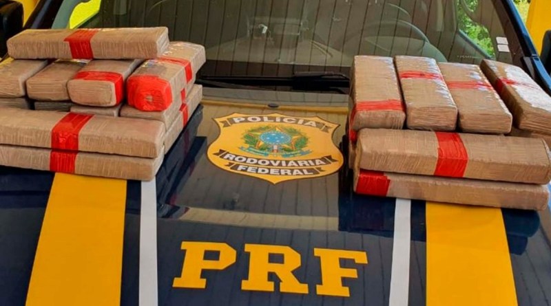 PRF apreende 23 Kg de maconha com passageira de ônibus em São Gabriel do Oeste 