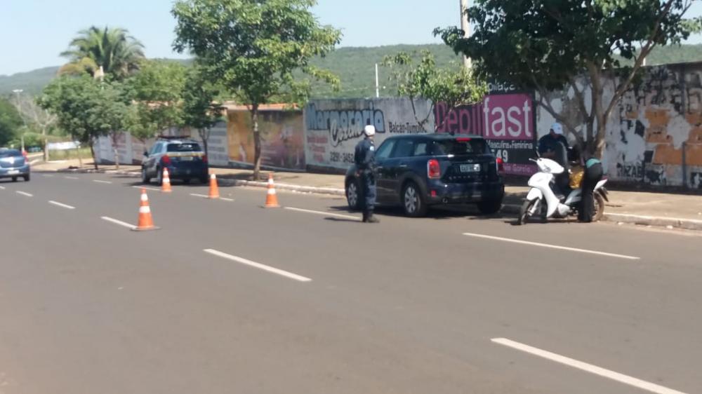 Polícia Militar realiza blitz de trânsito em Coxim