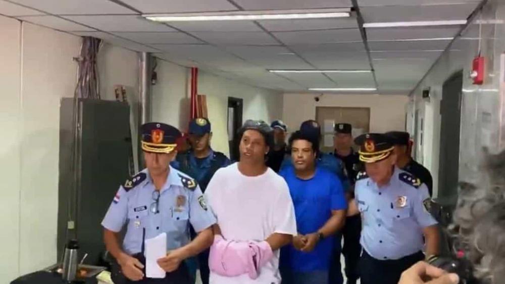 Ronaldinho se recusa a comer mesma comida que os demais presos