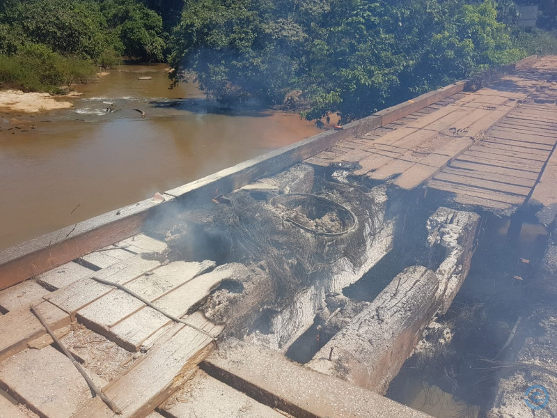 Incêndio criminoso destrói ponte do Córrego Figueira, em Coxim
