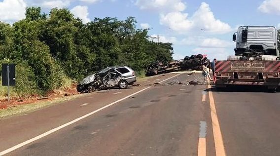 Carreta capota em colisão com carro de passeio e um morre na BR-163