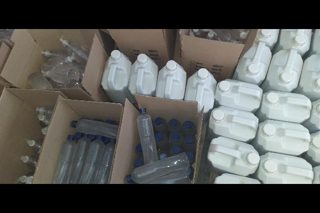 Polícia Civil prende duas pessoas que fabricavam álcool em gel irregular na Capital