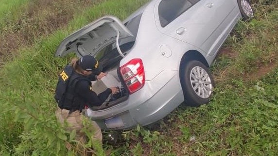 PRF apreende 353 Kg de maconha e recupera veículo em Coxim 