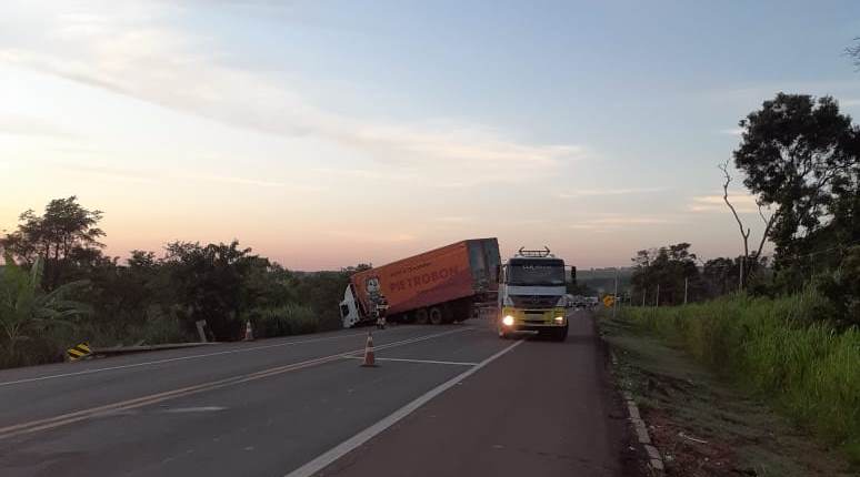 Caminhão estoura pneu, para no meio da pista e interdita BR-163