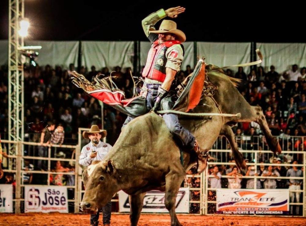 Bolsonaro: Dia Nacional do Rodeio comemorado em padroeiro dos animais