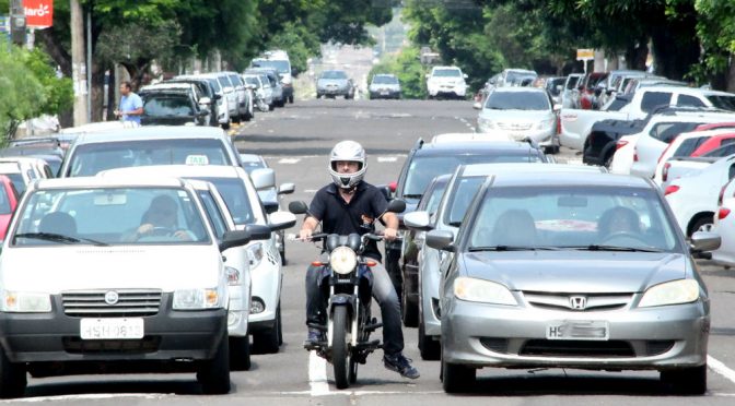 Pagando por aplicativo, motoristas devem aguardar documento de licenciamento em casa