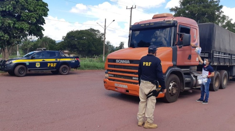 PRF MS participa de campanha em apoio aos caminhoneiros durante a pandemia do novo coronavírus