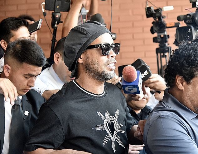 Ronaldinho paga fiança e irá para prisão domiciliar no Paraguai