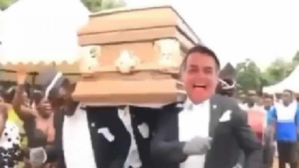 Presidente da Embratur faz meme com Bolsonaro carregando caixão