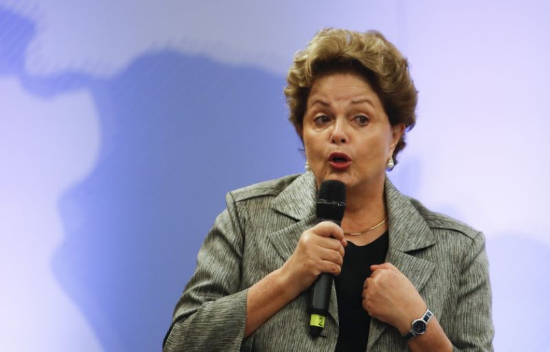 Dilma Rousseff é hostilizada por passageiros em avião e revida na hora