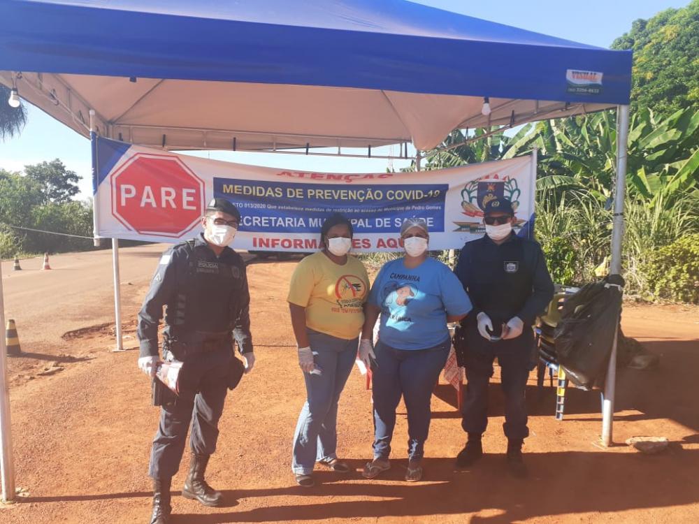 Policiais militares e Vigilância Sanitária realizam barreira sanitária na MS-215 em Pedro Gomes