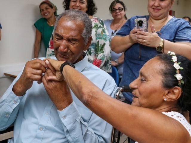 Em hospital, Érico Vitola chora ao casar com grande amor Luzia Vitola, após 52 anos