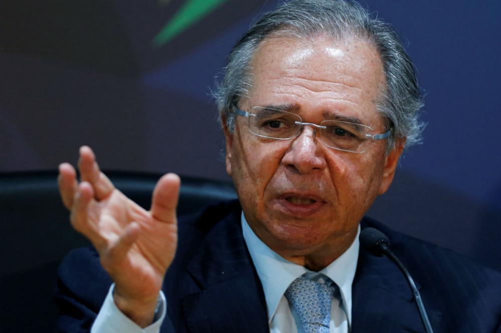 Servidor precisa colaborar e não pedir aumento por 1 ano, diz Guedes