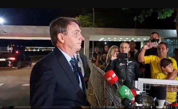 ‘Sou Messias, mas não faço milagre’, diz Bolsonaro sobre mortes por Covid-19 no Brasil