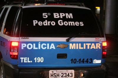 Pedro Gomes: Com faca, homem ameaça mãe idosa, avança contra PM e leva tiros de borracha no Bairro Marcelino