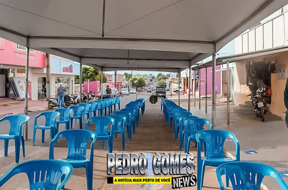 Prefeitura de Sonora monta tendas em frente a Caixa para acomodar quem precisa sacar benefício