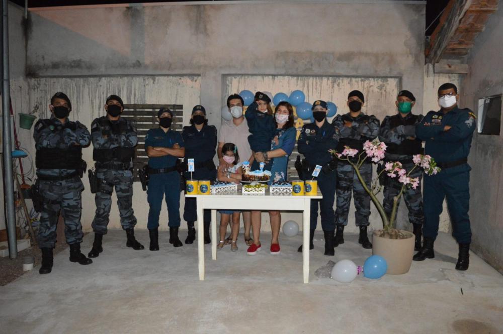 Polícia Militar de Coxim aparece de surpresa em aniversário de criança de 4 anos que sonha ser PM