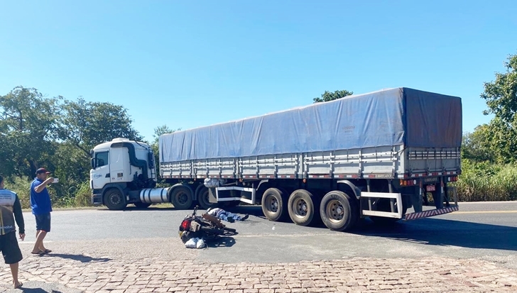 Motociclista morre ao colidir em carreta na BR-163 próximo a Sonora