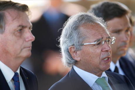 Prorrogação de auxílio emergencial é assunto para Guedes, diz Bolsonaro