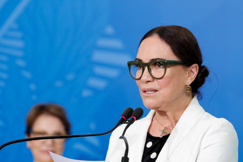 Regina Duarte deixa a secretaria da Cultura
