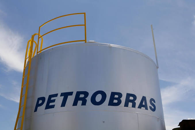 Preço da gasolina da Petrobras para distribuidoras sobe 12%