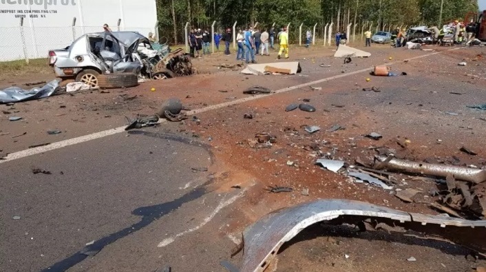 Duas crianças, mãe e avô morreram em acidente na BR-163 em Mundo Novo