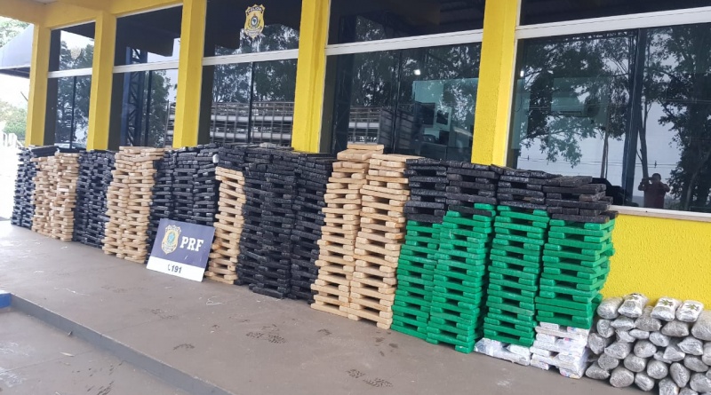 PRF apreende 1,2 tonelada de maconha e 21,8 kg de skunk em caminhão de mudança em São Gabriel do Oeste