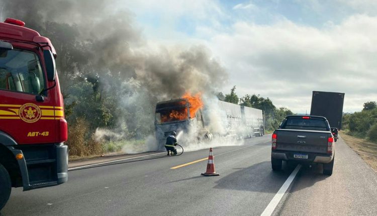 Carreta fica parcialmente destruída após pegar fogo na BR-163 em Coxim