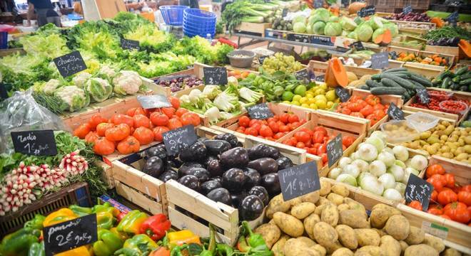 Anvisa encontra agrotóxico além do permitido em 23% das amostras alimentos