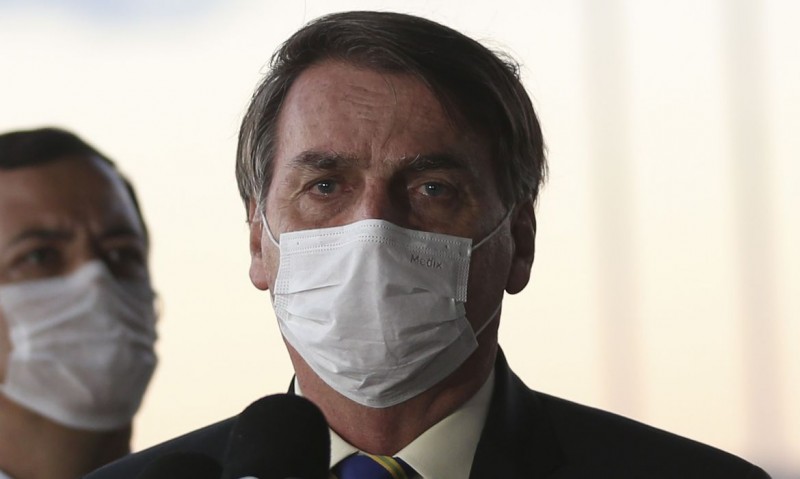 Com febre, Bolsonaro fará novo exame para detectar covid-19
