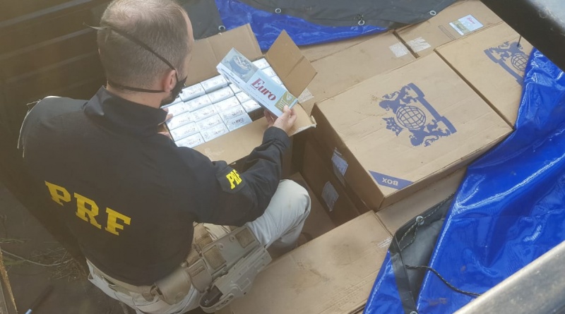 PRF apreende 90 mil maços de cigarro em Coxim