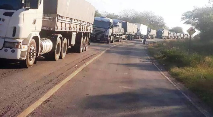 Com fronteira do Brasil com a Bolívia fechada, caminhoneiros chegam ao 3º dia sem comida e banheiro