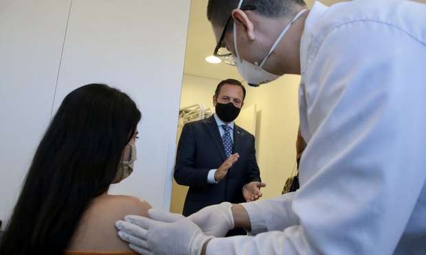 'É uma injeção de ânimo', diz primeira voluntária a receber vacina contra o novo coronavírus