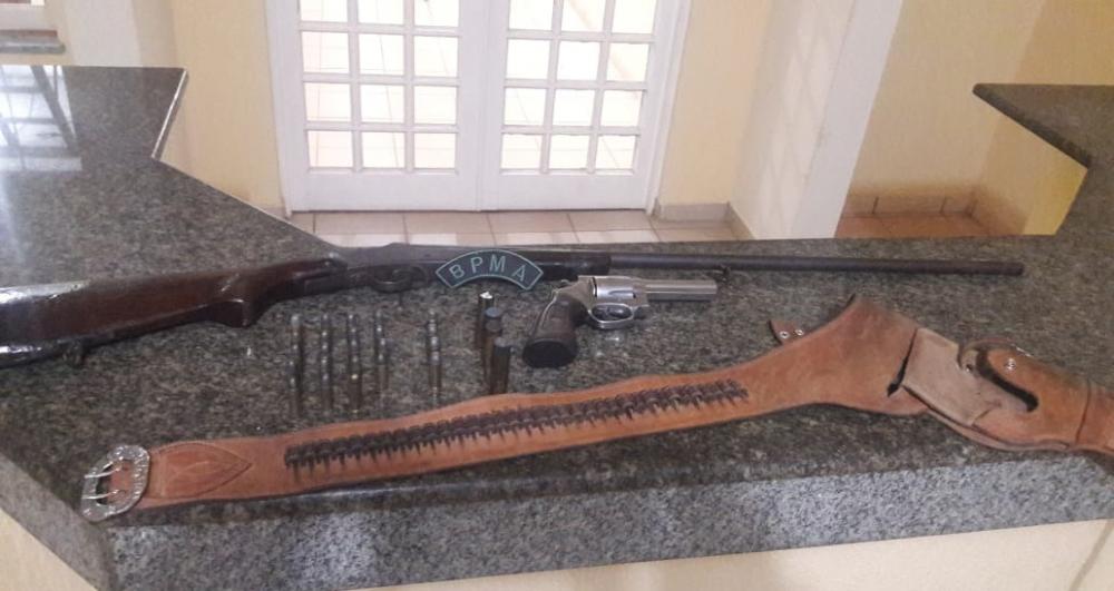 PMA de Coxim prende homem de 56 anos com armas e munições