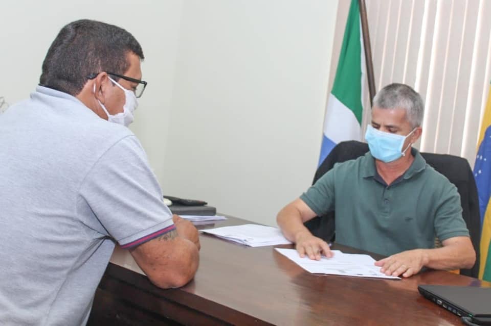 PREFEITO ENELTO ASSINA ORDEM DE SERVIÇO PARA REFORMA POSTOS DE SAÚDE