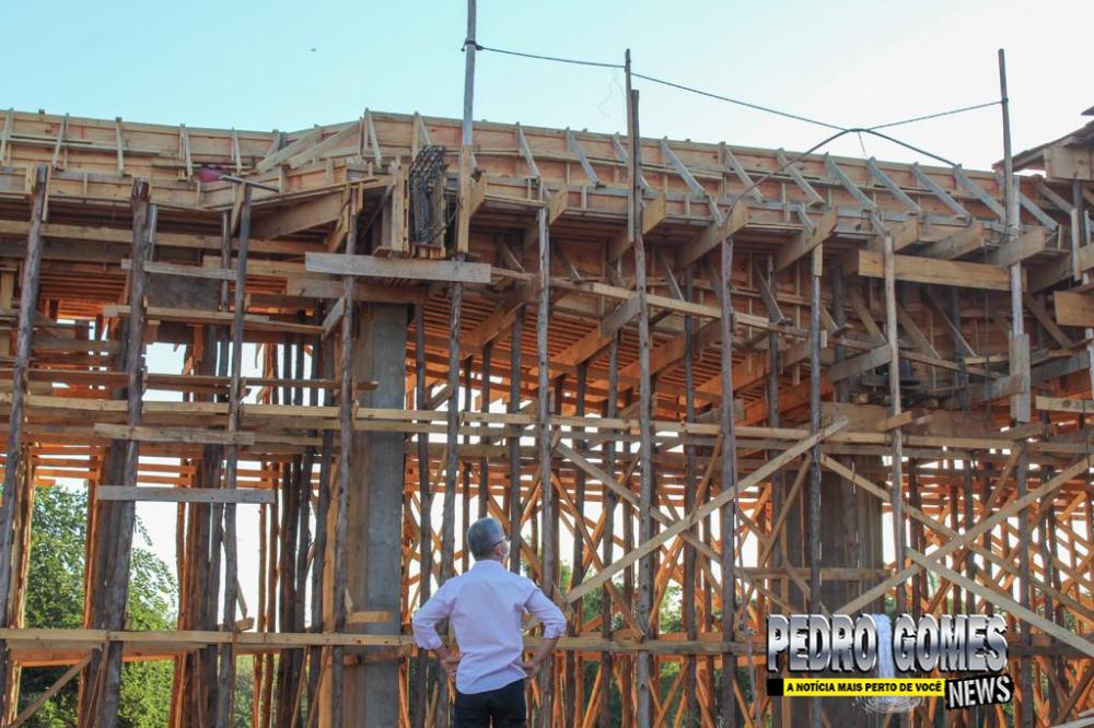 GOVERNO DE ENELTO CONFERE OBRAS, ESTRUTURAÇÃO DO MUNICÍPIO E ANIQUILA CONCORRENTES
