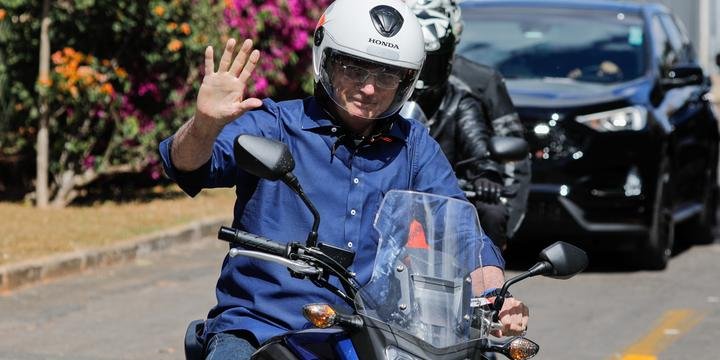 Bolsonaro promete isentar motociclistas de pedágio