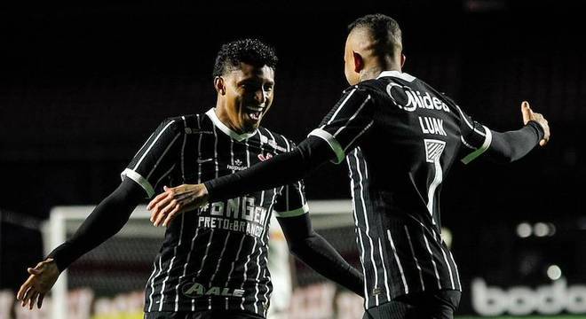 Ederson comemora com Luan o gol marcado contra o Bragantino. Foto: Rodrigo Corsi