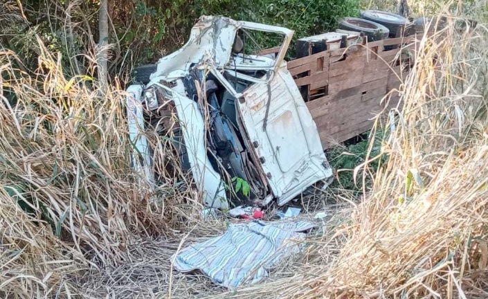 Caminhão tomba, uma pessoa morre e outra é socorrida em estado grave 