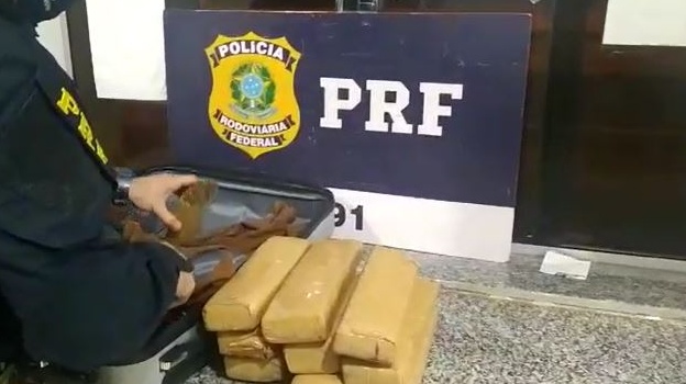 PRF apreende 8,6 Kg de maconha com adolescente de 16 anos em Coxim 