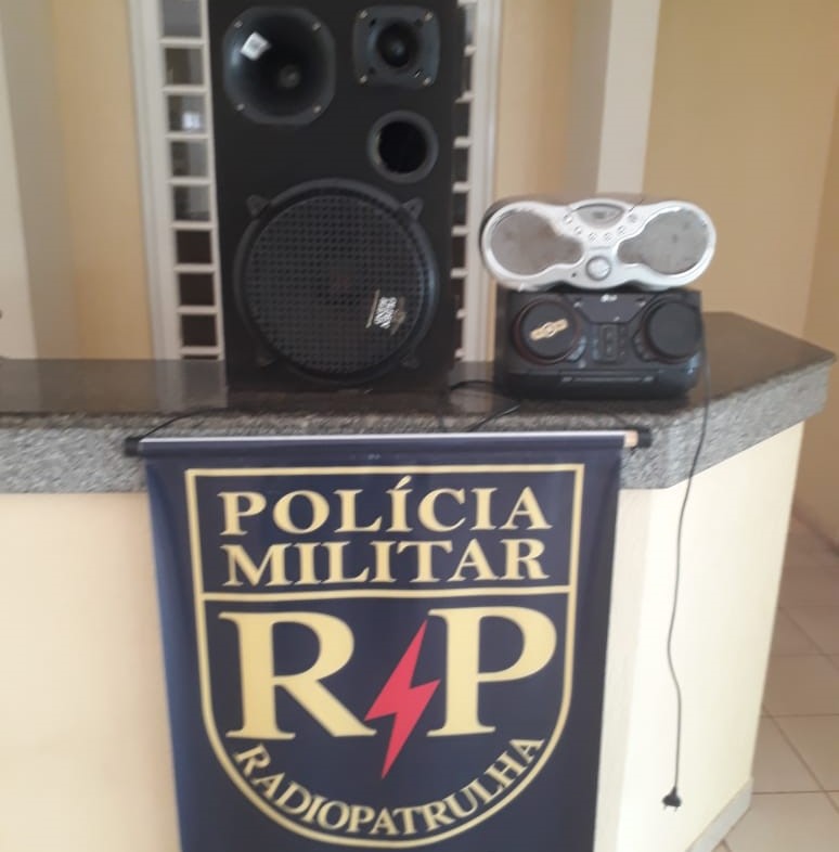 Polícia Militar prende autores por perturbação da tranquilidade e apreende som em Coxim