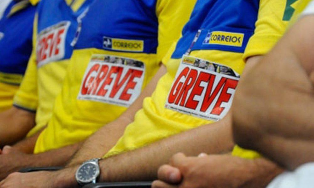 Funcionários dos Correios entram em greve